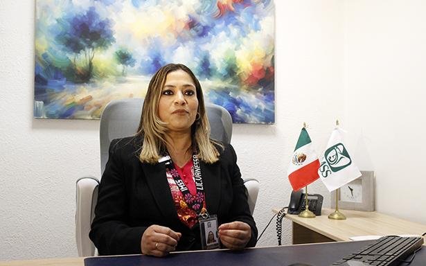 El Instituto Mexicano del Seguro Social (IMSS) destacó la importancia del contacto físico afectivo, particularmente los abrazos, como una práctica que aporta beneficios médicos, terapéuticos, emocionales, psicológicos y a la salud mental de las personas.

De acuerdo con información difundida por la institución, el acto de abrazar constituye una forma de comunicación no verbal que transmite apoyo, empatía y cercanía, elementos fundamentales para el bienestar integral. Asimismo, especialistas en salud mental del Instituto señalan que esta práctica contribuye a fortalecer los vínculos sociales y emocionales, lo cual resulta esencial para el equilibrio psicológico.

En el ámbito fisiológico, los abrazos generan efectos positivos en el organismo. Entre ellos, se encuentra la liberación de hormonas como la oxitocina, conocida como la “hormona del vínculo”, la cual favorece la reducción del estrés y promueve sensaciones de tranquilidad y bienestar. Además, esta práctica puede disminuir los niveles de cortisol —relacionado con el estrés—, así como reducir la frecuencia cardiaca y la presión arterial.

Especialistas del IMSS también refieren que el contacto físico afectivo fortalece el sistema inmunológico al estimular la producción de glóbulos blancos, contribuyendo a la prevención de enfermedades. De igual manera, la liberación de endorfinas durante un abrazo puede ayudar a disminuir la percepción del dolor, actuando como un analgésico natural.

En el plano emocional y psicológico, abrazar y ser abrazado favorece la sensación de seguridad, reduce la ansiedad y puede mejorar el estado de ánimo, factores clave en la prevención de trastornos relacionados con la salud mental. Por ello, el Instituto promueve esta práctica como una herramienta sencilla pero significativa para mejorar la calidad de vida de la población.

En conclusión, el IMSS subraya que los abrazos, además de ser una expresión de afecto, representan una acción accesible que impacta positivamente en la salud integral, por lo que recomienda fomentarlos dentro de relaciones respetuosas y consensuadas como parte de hábitos saludables cotidianos.
